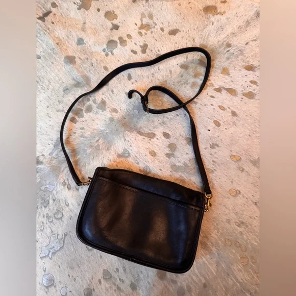 Vintage 90s-2000s Coach 9755 Leather Pocket Purse Women's Crossbody w/ Turn Lock - Picture 2 of 5